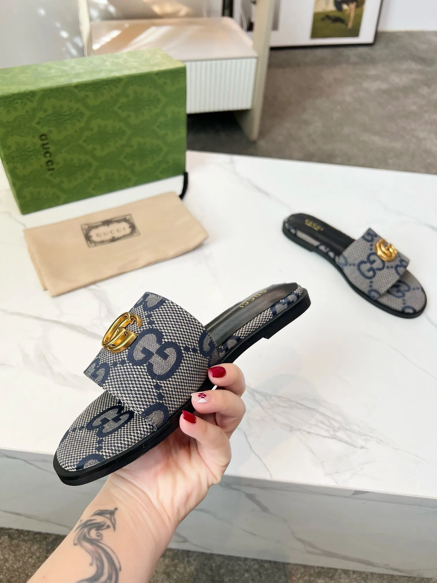 👟👟Ex-factory price 380👟👟 GUCCl 2025 spring and summer new style casual interlocking double G sandals for women. This piece is from the Gucci Lido collection, and its design is inspired by the summer style and beach clubs of the Italian coast. Archive designs from the 1970s infuse the brand with glory. Get inspired by this iconic era. The "Gucci March of Love" series continues to explore the aesthetic connotation of the brand's archived logos in a new way, while at the same time embracing the classic elegance and charm. Code Number: 35-43#